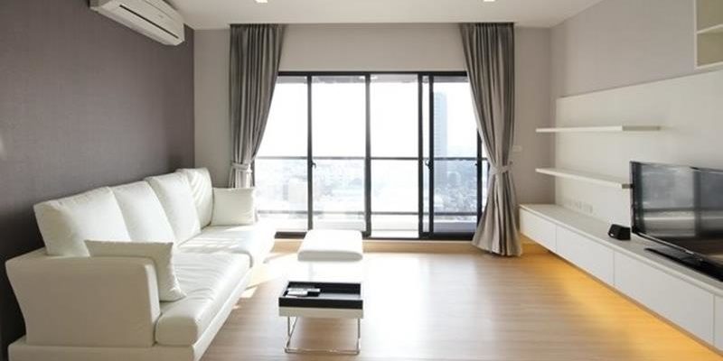 Living room and balcony at Urbano Absolute Sathorn - Taksin